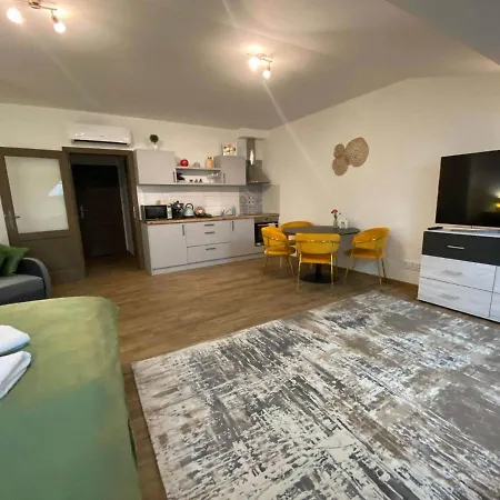 Romanticke Studio V Podkrovi Na Velkem Namesti, Wi-Fi, Netflix Hradec Kralove Exterior photo