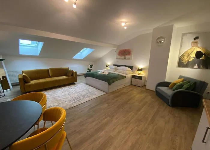 Romanticke Studio V Podkrovi Na Velkem Namesti, Wi-Fi, Netflix