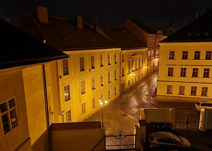 Romanticke Studio V Podkrovi Na Velkem Namesti, Wi-Fi, Netflix