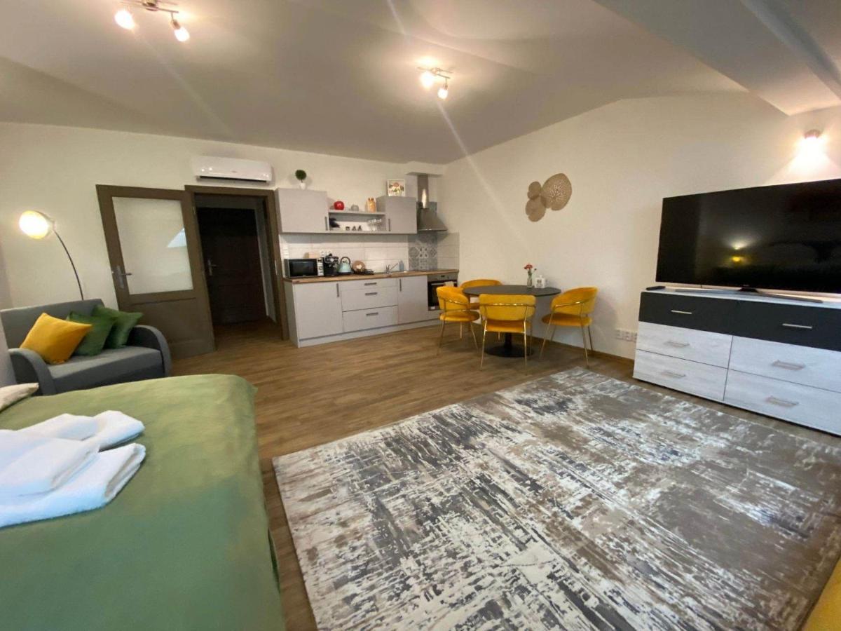 Romanticke V Podkrovi Na Velkem Namesti, Wi-fi, Netflix Apartment